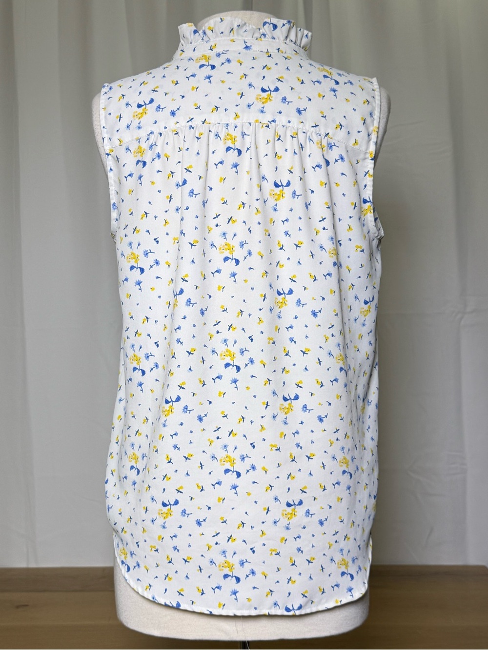 Ann Taylor Ruffle Neck Sleeveless Floral Blouse White Blue Yellow Medium - Picture 4 of 9